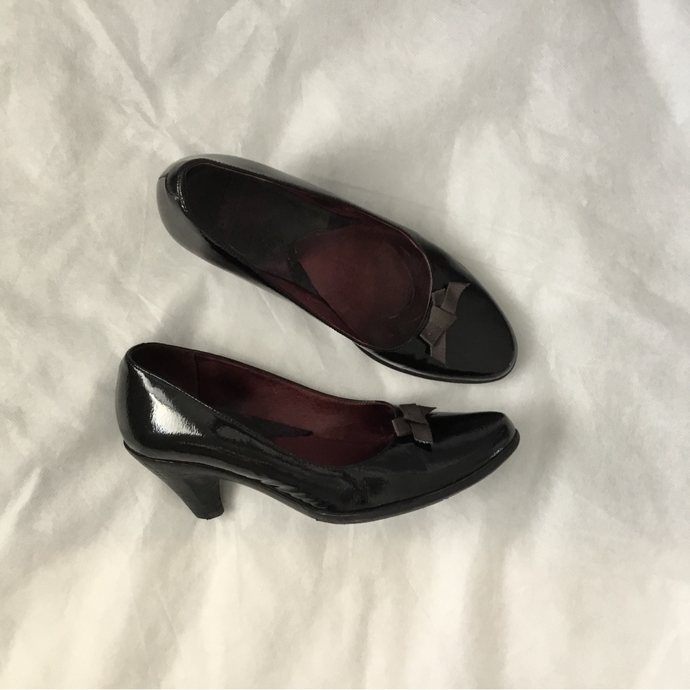 Camper black patent heel with bow, size 6.